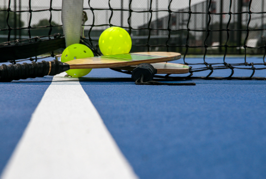 The appeal of graphite pickleball paddles can be attributed to their unique construction. Graphite, a form of carbon, is known for its strength and lightweight properties